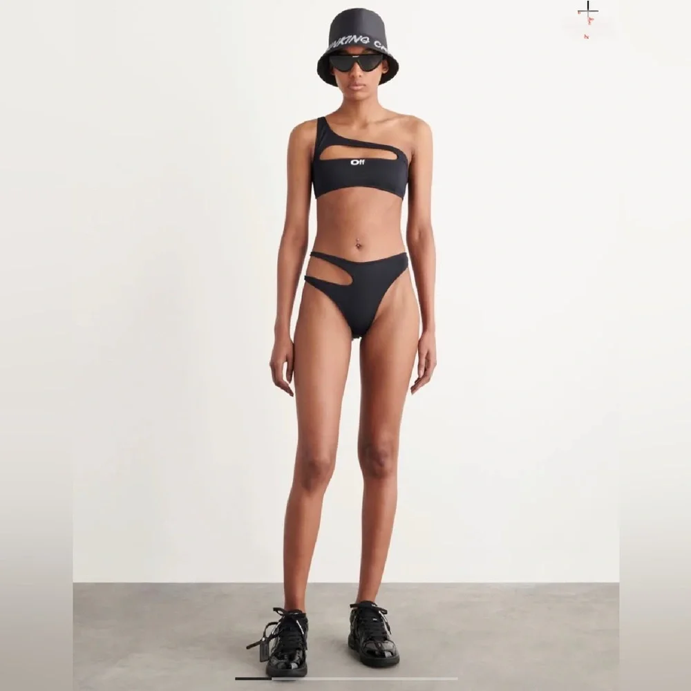 OFF-WHITE Cut Out Bikini Set
Black cut out with OFF stamp in white at front - Picture 6 of 6